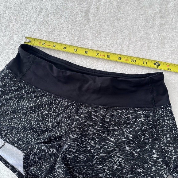 Lululemon Speed Short 4-way Stretch 2.5" Daisy Dust Alpine White Black Size 2 - Picture 7 of 13